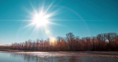 Dağ nehri zamanı yaz ya da sonbahar günbatımında azalır. Vahşi doğa, berrak su ve her zaman yeşil olan kırsal vadi. Güneş ışınları ve yoğun akşam sisi. Motorlu doli kaydırma hareketi