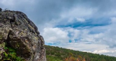 Dağ Gölü yaz ya da sonbahar zamanında zaman atlaması. Vahşi doğa ve kırsal alan. Hızlı bulutlar, yeşil çimenler ve dramatik gökyüzü. Motorlu doli kaydırma hareketi