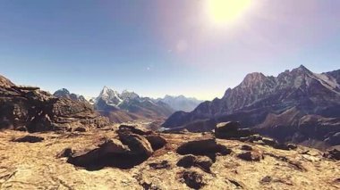 360 VR Gokyo Ri dağ tepesi. Tibet Budist bayrağı. Vahşi Himalayalar yüksek irtifa doğa ve dağ vadisi. Karla kaplı kayalık yamaçlar. Panorama kamera hareketi.