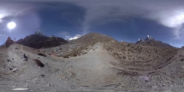 Dingboche村和Pheriche村的4K 最安全营地轨道的基点 Ebc 喜马拉雅山山路上的佛塔 — 图库视频影像