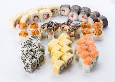 Sushi seti ve beyaz arka plan kompozisyon. Japon Gıda Restoran, sushi maki gunkan rulo levha veya plakalı ayarla.