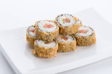 Sushi seti ve beyaz arka plan kompozisyon. Japon Gıda Restoran, sushi maki gunkan rulo levha veya plakalı ayarla.