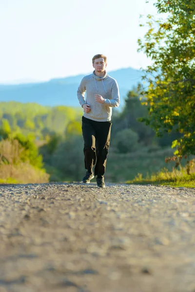 Hombre Corriendo Corriendo Corriendo Naturaleza Rural Hermoso Día Verano Deporte —  Fotos de Stock