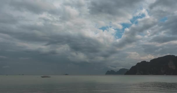 Zeitraffer Von Regenwolken Über Strand Und Meereslandschaft Mit Booten Windiges — Stockvideo