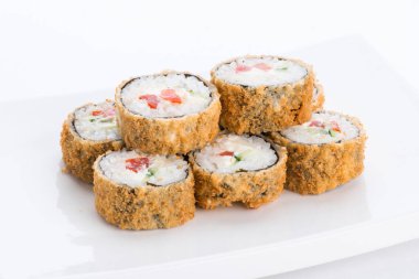 Sushi seti ve beyaz arka plan kompozisyon. Japon Gıda Restoran, sushi maki gunkan rulo levha veya plakalı ayarla.