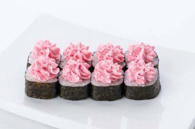 Sushi seti ve beyaz arka plan kompozisyon. Japon Gıda Restoran, sushi maki gunkan rulo levha veya plakalı ayarla.