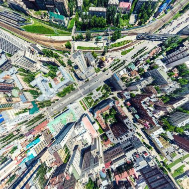 Kesişen yollar, evler, binalar, parklar, otoparklar, köprüler olan havacılık şehri manzarası. Helikopter insansız hava aracı atışı. Geniş Panoramik resim.