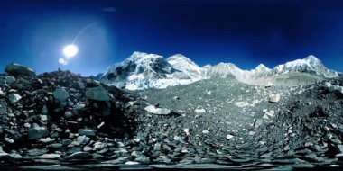 Everest Üssü 'nün 360 vr panoramik görüntüsü. Everest Dağı, güzel gökyüzü ve Khumbu buzulu. Khumbu Vadisi, Sagarmatha Ulusal Parkı, Himalayalar 'ın Nepal' i. EBC iz yolunun bitiş noktası