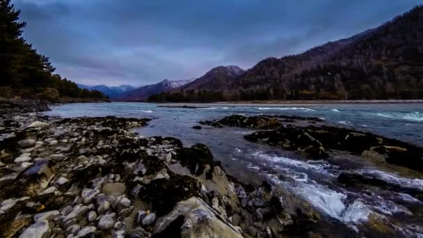 Uhd在山林附近的一条河里拍摄的飞溅的水 巨大的岩石和快速的云彩运动 — 图库视频影像