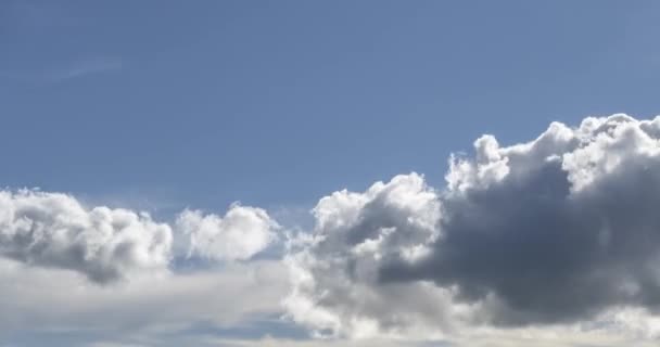 山顶后面的云雾消逝的时间 悬崖和深蓝色的天空 相机运动 — 图库视频影像