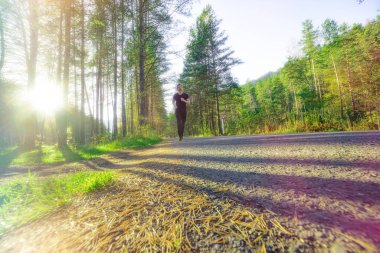Koşan adam güzel bir yaz gününde şehir parkında koşuyor. Spor fitness modeli Kafkasya etnik köken eğitimi.