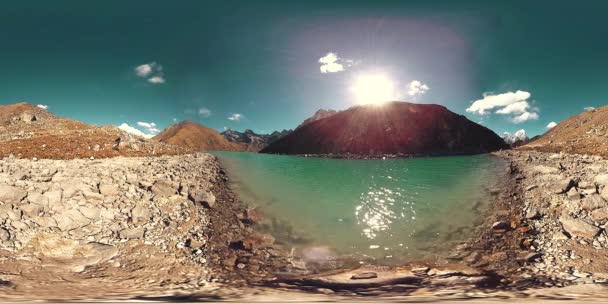 360 Vr冬の季節に五湖里山湖 野生のヒマラヤの標高の高い自然と山の谷 氷で覆われた岩の斜面 — ストック動画