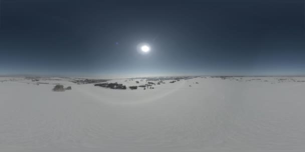 寒い冬の風景北極フィールドの360 Vrドローンの空中ビュー 水平線上に霜雪 氷の川や太陽光線を持つ木 極端な低温の天気 高高度での水平移動 — ストック動画