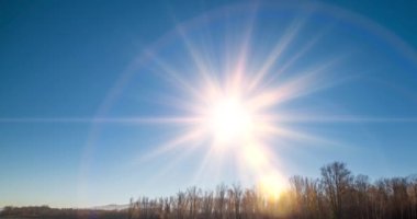 Dağ nehri zamanı yaz ya da sonbahar günbatımında azalır. Vahşi doğa, berrak su ve her zaman yeşil olan kırsal vadi. Güneş ışınları ve yoğun akşam sisi. Motorlu doli kaydırma hareketi