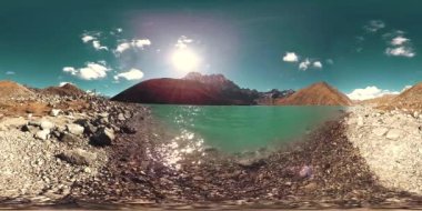 Kış mevsiminde 360 HD VR Gokyo Ri dağ gölü. Vahşi Himalayalar yüksek irtifa doğa ve dağ vadisi. Kayalık yamaçlar buzla kaplı.