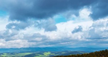 Dağ Gölü yaz ya da sonbahar zamanında zaman atlaması. Vahşi doğa ve kırsal alan. Hızlı bulutlar, yeşil çimenler ve dramatik gökyüzü. Motorlu doli kaydırma hareketi
