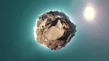 360 VR Gokyo Ri dağ tepesi. Tibet Budist bayrağı. Vahşi Himalayalar yüksek irtifa doğa ve dağ vadisi. Kayalık yamaçlar karla kaplı.