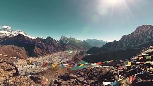 360 Gokyo Вершина Гори Тибетський Молитовник Буддійський Прапор Дикі Гімалаї — стокове відео