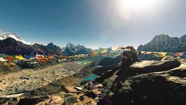 360 Gokyo Ri山顶 藏传佛教的旗帜 野生喜马拉雅山高海拔自然和高山山谷 被雪覆盖的岩石斜坡 全景相机运动 — 图库视频影像