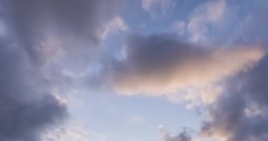 Sonbahar zamanı dağ çayırlarında destansı bulutların 4k UHD zaman çizelgesi. Kar fırtınası gökyüzü ile vahşi sonsuz doğa. Hızlı hareket