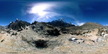 Nepal 'deki Dingboche ve Pheriche köyünün 4K VR' si, Everest ana kamp alanının temel noktası. EBC. Himalayalar 'da dağ yürüyüşü yolunda budist bir ahmak..