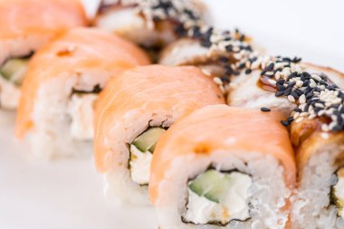Sushi seti ve beyaz arka plan kompozisyon. Japon Gıda Restoran, sushi maki gunkan rulo levha veya plakalı ayarla.