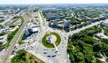 Kavşakları, yolları, evleri, binaları, parkları ve otoparkları olan havacılık şehri manzarası. Helikopter helikopteri vuruldu. Panoramik geniş açı resmi.