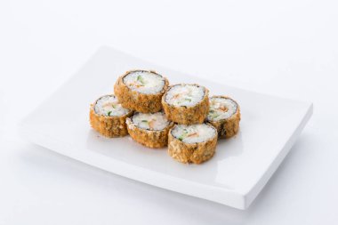 Sushi seti ve beyaz arka plan kompozisyon. Japon Gıda Restoran, sushi maki gunkan rulo levha veya plakalı ayarla.