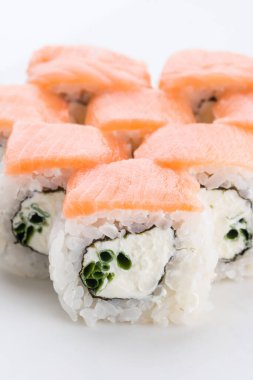 Sushi seti ve beyaz arka plan kompozisyon. Japon Gıda Restoran, sushi maki gunkan rulo levha veya plakalı ayarla.