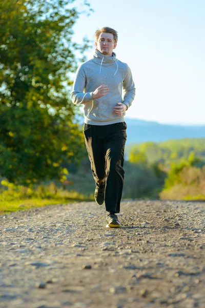 Correre Uomo Facendo Jogging Nella Natura Rurale Bella Giornata Estiva — Foto Stock