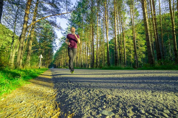 Biegacz Biegający Parku Miejskim Piękny Letni Dzień Sport Fitness Model — Zdjęcie stockowe