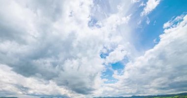 Yaz ya da sonbahar mevsiminde dağdaki çayır zaman atlaması. Vahşi doğa ve kırsal alan. Hızlı bulut hareketleri, yeşil çimenler ve güneş ışınları. Motorlu Panorama