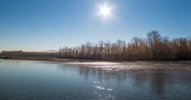 Dağ nehri zamanı yaz ya da sonbahar günbatımında azalır. Vahşi doğa, berrak su ve her zaman yeşil olan kırsal vadi. Güneş ışınları ve yoğun akşam sisi. Motorlu doli kaydırma hareketi