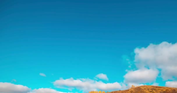 秋日日出时分 四千米高山草甸的时间过去了 野性和草场上的农村干草堆 太阳光和树木 机动娃娃滑块 — 图库视频影像