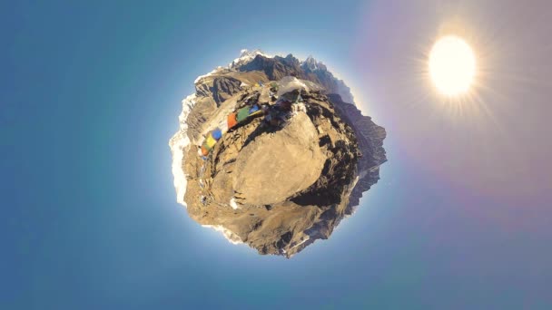 360 Gokyo Ri山顶 藏传佛教的旗帜 野生喜马拉雅山高海拔自然和高山山谷 被雪覆盖的岩石斜坡 — 图库视频影像