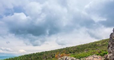 Dağ Gölü yaz ya da sonbahar zamanında zaman atlaması. Vahşi doğa ve kırsal alan. Hızlı bulutlar, yeşil çimenler ve dramatik gökyüzü. Motorlu doli kaydırma hareketi