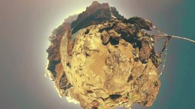 360 VR Gokyo Ri dağ tepesi. Tibet Budist bayrağı. Vahşi Himalayalar yüksek irtifa doğa ve dağ vadisi. Karla kaplı kayalık yamaçlar. Küçük gezegen dönüşümü.