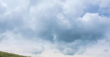 Dağ Gölü yaz ya da sonbahar zamanında zaman atlaması. Vahşi doğa ve kırsal alan. Hızlı bulutlar, yeşil çimenler ve dramatik gökyüzü. Motorlu doli kaydırma hareketi