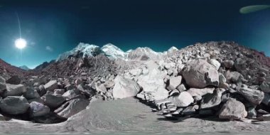 Everest Üssü 'nün 360 vr panoramik görüntüsü. Everest Dağı, güzel gökyüzü ve Khumbu buzulu. Khumbu Vadisi, Sagarmatha Ulusal Parkı, Himalayalar 'ın Nepal' i. EBC iz yolunun bitiş noktası