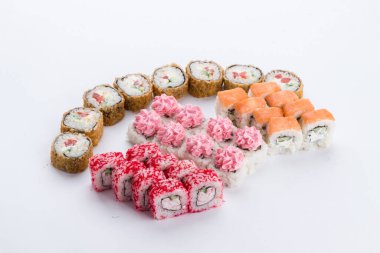 Sushi seti ve beyaz arka plan kompozisyon. Japon Gıda Restoran, sushi maki gunkan rulo levha veya plakalı ayarla.