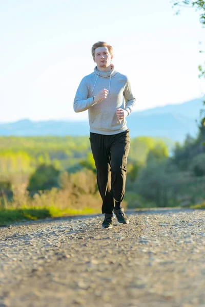 美しい夏の日に田舎の自然をジョギング男を実行しています スポーツフィットネスモデル 白人民族トレーニング屋外 — ストック写真
