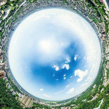 Kesişen yollar, evler, binalar, parklar, otoparklar, köprüler olan havacılık şehri manzarası. Helikopter insansız hava aracı atışı. Geniş Panoramik resim.