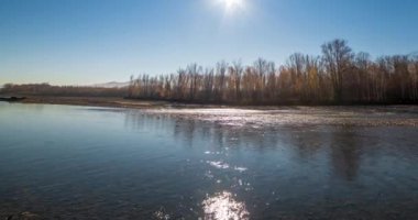 Dağ nehri zamanı yaz ya da sonbahar günbatımında azalır. Vahşi doğa, berrak su ve her zaman yeşil olan kırsal vadi. Güneş ışınları ve yoğun akşam sisi. Motorlu doli kaydırma hareketi