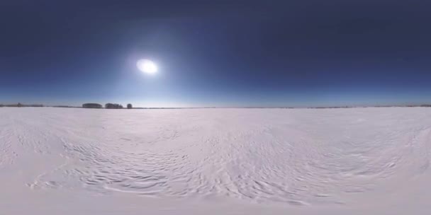360 Vr无人驾驶飞机俯瞰寒冷的冬季风景 北极田野 冰雪覆盖的树木 冰河和地平线上的太阳光 极端低温天气 低空快速水平运动 — 图库视频影像