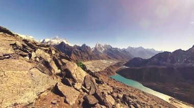 360 VR Gokyo Ri dağ tepesi. Tibet Budist bayrağı. Vahşi Himalayalar yüksek irtifa doğa ve dağ vadisi. Karla kaplı kayalık yamaçlar. Panorama kamera hareketi.