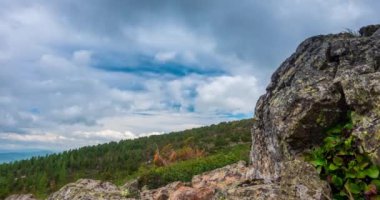Dağ Gölü yaz ya da sonbahar zamanında zaman atlaması. Vahşi doğa ve kırsal alan. Hızlı bulutlar, yeşil çimenler ve dramatik gökyüzü. Motorlu doli kaydırma hareketi