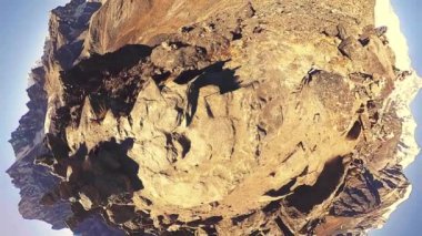 Gokyo Ri dağın tepesinde. Tibet Budist bayrağı. Vahşi Himalayalar yüksek irtifa doğa ve dağ vadisi. Buzla kaplı kayalık yamaçlar. Küçük gezegen dönüşüm hareketi