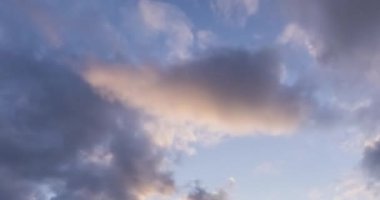 Sonbahar zamanı dağ çayırlarında destansı bulutların 4k UHD zaman çizelgesi. Kar fırtınası gökyüzü ile vahşi sonsuz doğa. Hızlı hareket