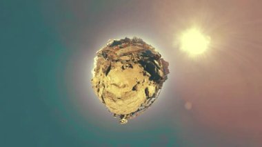 360 VR Gokyo Ri dağ tepesi. Tibet Budist bayrağı. Vahşi Himalayalar yüksek irtifa doğa ve dağ vadisi. Karla kaplı kayalık yamaçlar. Küçük gezegen dönüşümü.