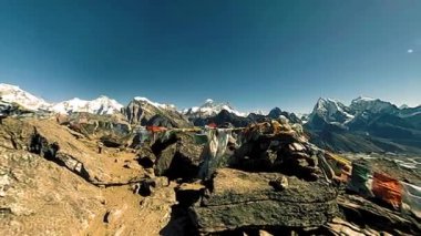 360 VR Gokyo Ri dağ tepesi. Tibet Budist bayrağı. Vahşi Himalayalar yüksek irtifa doğa ve dağ vadisi. Karla kaplı kayalık yamaçlar. Panorama kamera hareketi.